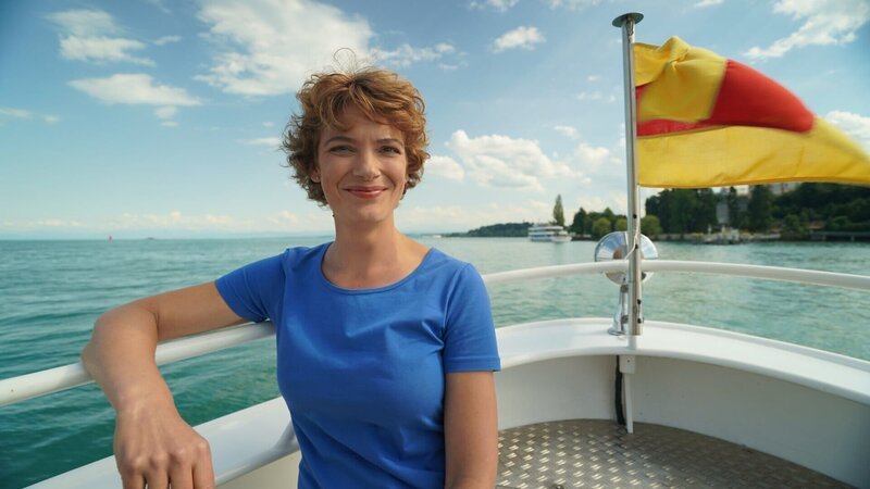 Moderatorin Lena Ganschow berichtet vom Leben am und auf dem Bodensee. – Bild: ZDF und Kim Klaas Adler./​Kim Klaas Adler
