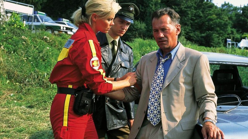 Dr. Kollmann (Anja Freese) versorgt den völlig geschockten Othmar Spann (Manfred Lehmann). Er hat seinen Autounfall heil überstanden, seine Frau jedoch ist dabei tödlich verunglückt. – Bild: MG RTL D