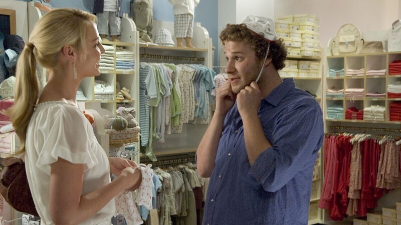 Alison (Katherine Heigl) und Ben (Seth Rogen) beim shoppen für Babyausstattung – Bild: VOX