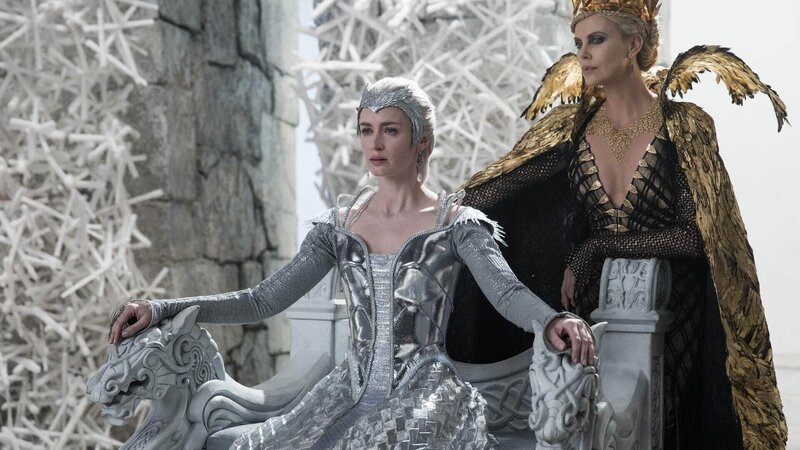 Queen Freya (Emily Blunt, l.) und Queen Ravenna (Charlize Theron) Die Verwendung des sendungsbezogenen Materials ist nur mit dem Hinweis und Verlinkung auf TVNOW gestattet. – Bild: RTL /​ © 2016 Universal City Studios Productions LLLP.
