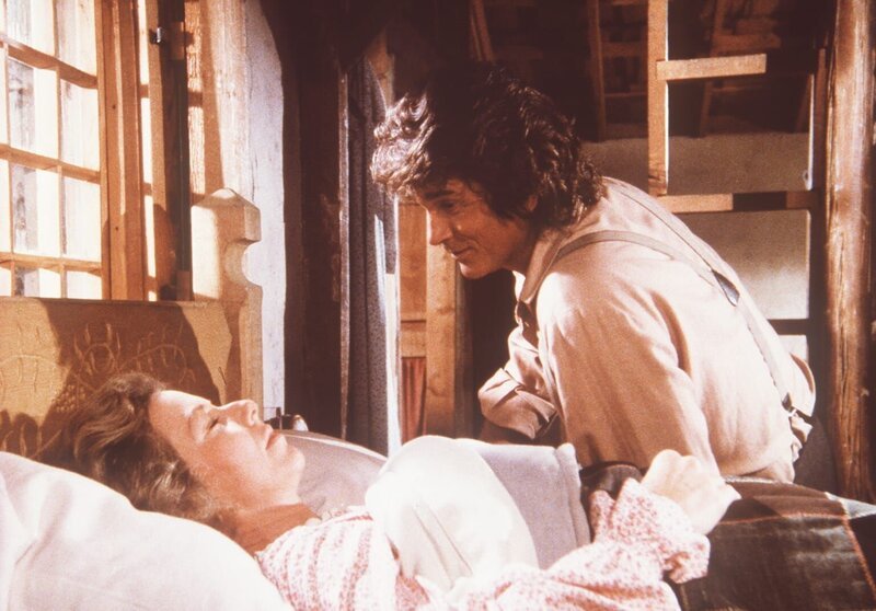 Liebevoll weckt Charles (Michael Landon, l.) seine übermüdete Frau Caroline (Karen Grassle, r.). – Bild: Worldvision Lizenzbild frei