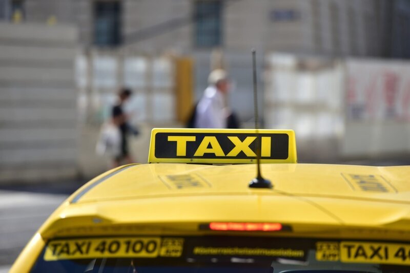 Sign of a yellow taxi in Vienna, Austria – Bild: Shutterstock /​ Shutterstock /​ Copyright (c) 2022 Spitzi-Foto/​Shutterstock. No use without permission.