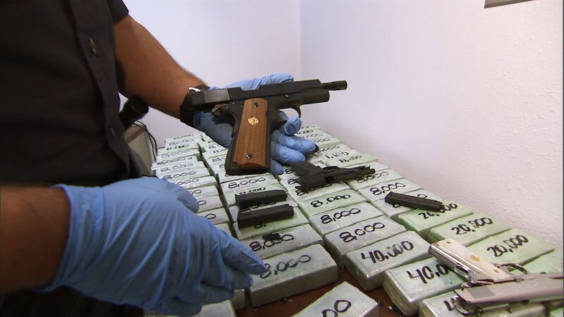 Nogales, AZ: A CBP officer unloading confiscated and packaged weapons. Some of the items seized will be used to conduct research on the cartel which was running the smuggling operation. – Bild: Kevin Cunningham /​ NGT /​ National Geographic Channels /​ NGT