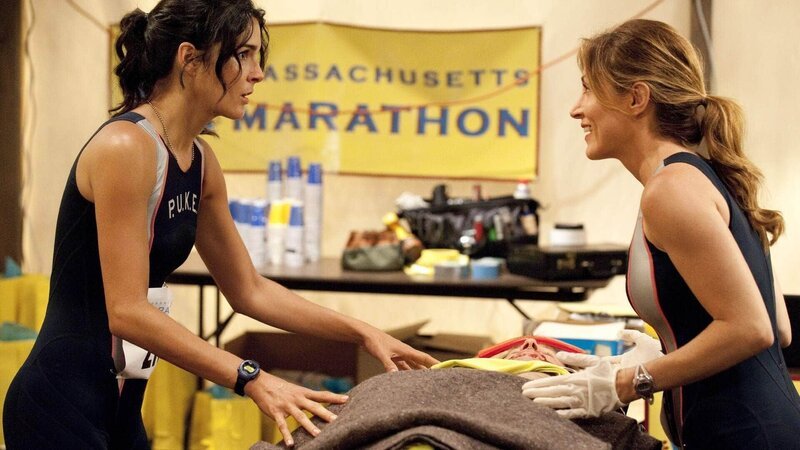 Während eines Marathons werden nacheinander Läufer erschossen. Auch Maura (Sasha Alexander, r.) und Jane (Angie Harmon) treten beim Lauf an und werden sofort in die Ermittlungen eingebunden. – Bild: TVNOW /​ Warner Brothers Ent.