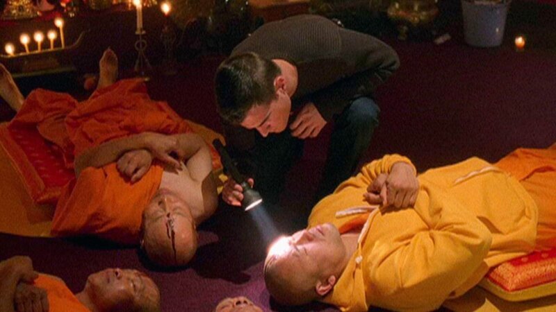 Nick (George Eads) untersucht die Leichen der vier Mönche, die durch einen gezielten Schuss in die Stirn starben. – Bild: MG RTL D /​ CBS