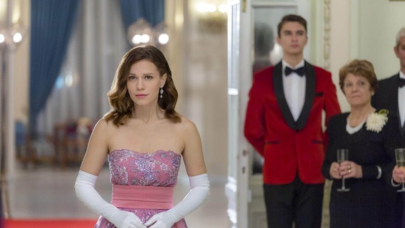 Eigentlich sollte Kate (Bethany Joy Lenz, v.) die perfekte Frau für Kronprinz Sebastian finden. Doch ihre Suche nimmt eine unerwartete Wendung … – Bild: RTL /​ © Sony Pictures Television Inc