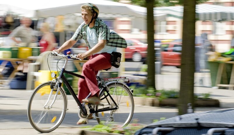 Fritz Fuchs (Guido Hammesfahr) freut sich auf die große Fahrradtour um den Bärstädter See. – Bild: ZDF und Antje Dittmann