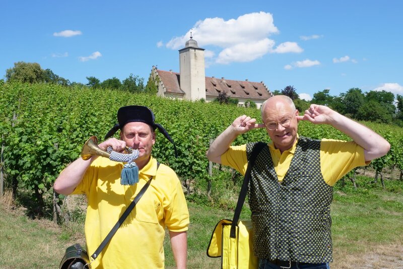 Volker Heißmann (links) als eigenwilliger Postbote und Martin Rassau (rechts) als sein Nachfolger. – Bild: BR/​Michelangelo Cadeggianini/​Michelangelo Cadeggianini