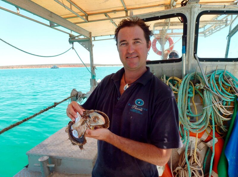 Robert Morgan lebt auf einem Ponton in Australiens Shark Bay und züchtet Perlen. – Bild: NDR/​Florian Melzer