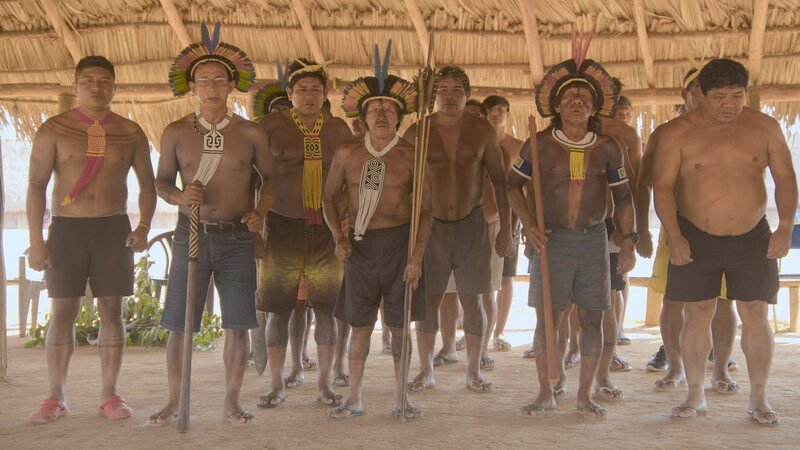 Der Stamm der Kisędję lebt im südöstlichen Amazonasgebiet im Bundesstaat Mato Grosso. In den letzten 20 Jahren ist der Stamm mehrmals umgesiedelt, weil der Regenwald um sie herum abgeholzt wurde. – Bild: ZDF und Stefan Moser (Fotograf /​ Still Kamera)./​Stefan Moser (Fotograf /​ Still K