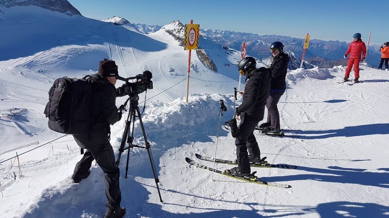 Skifahrer am Hintertuxer Gletscher. – Bild: ORF III