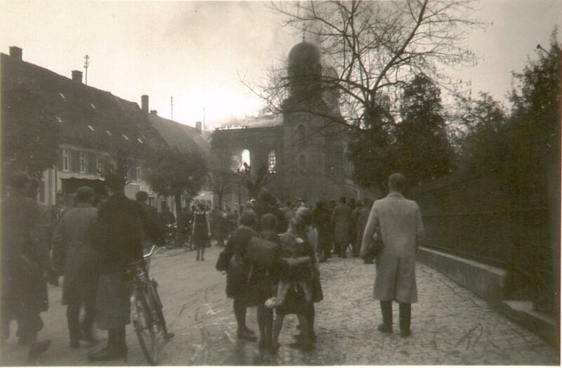 1938: brennende Synagoge in Kitzingen. – Bild: ZDF und © SPIEGEL TV./​© SPIEGEL TV