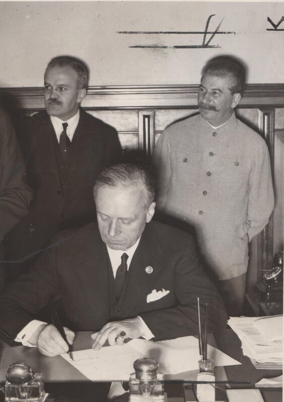 1939: Joachim von Ribbentrop bei Vertrags-Unterzeichnung in Moskau. – Bild: ZDF und © SPIEGEL TV./​© SPIEGEL TV