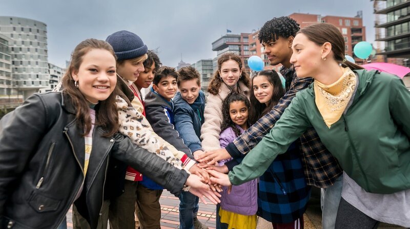 Auf die Pfefferkörner! Kira (Marlene von Appen), Levin (Moritz Pauli), Femi (Spencer König), Hakim (Mads Albatross), Moritz (Jan Friedrichsen, Leo (Charlotte Farhadi), Amy (Melody Rose), Jasina (Sophia Grande), Tayo (Samuel Adams) und Nele (Ronja Levis) schlagen ein. – Bild: NDR/​Boris Laewen