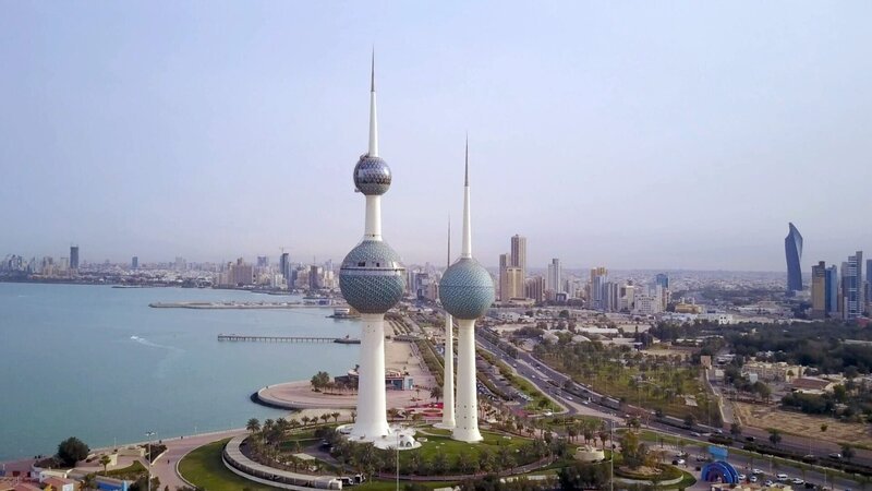 Kuwaits Wahrzeichen: Die Wassertürme von 1979 prägen das Stadtbild. – Bild: ORF/​Autentic