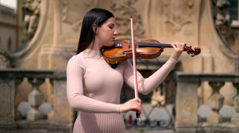 Imola Sümegi testet ihre reparierte Geige in Veszprém, eine der ältesten Städte Ungarns. (Weitere Bilder auf Anfrage) – Bild: BR/​HTTV Produktion/​NDR/​Michael Höft/​Michael Höft