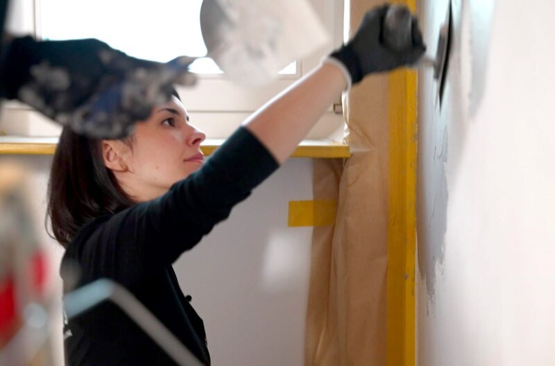 Stefanie Teichert beim Spachteln einer Wand mit Kalkmarmor-Putz – Bild: SWR