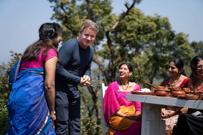 Coorg, India – L to R: Chef Shri Bala and Gordon Ramsay receive feedback on their dishes from guests. (Credit: National Geographic/​Justin Mandel) – Bild: Studio Ramsay and all3media international Lizenzbild frei