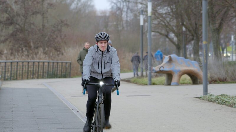 Moritz Junge unterwegs auf dem Fahrrad. – Bild: phoenix/​