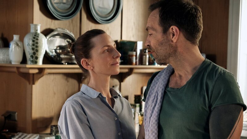 Isabel (Katharina Schüttler) und Ivo (Aleksandar Jovanovic) sind zwar grundverschieden, aber ein „fast perfektes“ Paar. – Bild: ZDF und Marion von der Mehden./​Marion von der Mehden