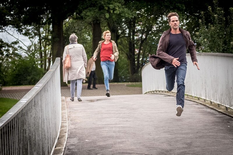 Melanie (Sanna Englund, hinten) und Mattes (Matthias Schloo, vorne) verfolgen die Erpresserin, die entkommen konnte. – Bild: ZDF und Boris Laewen./​Boris Laewen