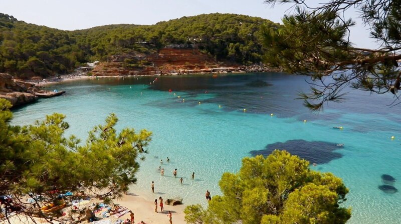 Die Insel im Mittelmeer ist für ihre Strände und Partys berühmt. Doch kaum jemand kennt beide Gesichter Ibizas. – Bild: ZDF und Marc Sainsauve./​Marc Sainsauve