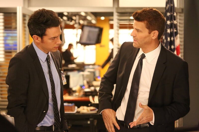 Booth (David Boreanaz, r.) ist überrascht, dass Aubrey (John Boyd) in seiner Abwesenheit sein Büro bezogen hat, doch ein neuer Fall benötigt nun ihre ganze Aufmerksamkeit. – Bild: RTL /​ FOX