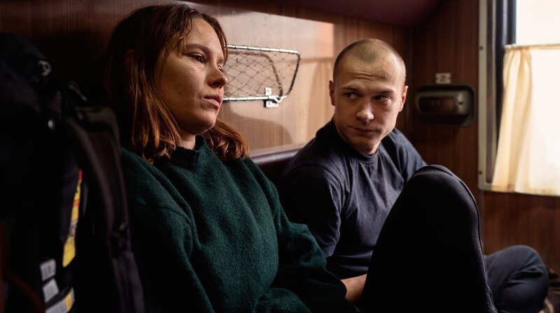 Abteil Nr. 6 Stammen aus verschiedenen Welten: Seidi Haarla als Laura, Yuriy Borisov als Ljoha Copyright: SRF/Aamu Film Company/Sami Kuokkanen – Bild: SRF/Aamu Film Company/Sami Kuokkanen Abteil Nr. 6 Stammen aus verschiedenen Welten: Seidi Haarla als Laura, Yuriy Borisov als Ljoha Copyright: SRF/Aamu Film Company/Sami Kuokkanen – Bild: SRF/Aamu Film Company/Sami Kuokkanen