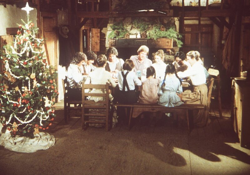 Alle Ingalls feiern gemeinsam mit Hester-Sue (Ketty Lester, 2.v.r.) Weihnachten. – Bild: Sat.1 Gold