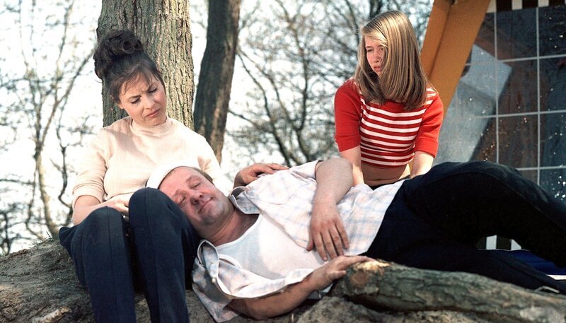 Jahr für Jahr macht Familie Engel Urlaub auf einem hoffnungslos überfüllten Campingplatz an der Ostsee. Um dem Ferienstress zu entkommen, hat Papa Detlef mit seinem Kumpel Alfred verabredet, dass der ihn mit einem Telegramm aus der „Ferienidylle“ zurückbeordert. Allerdings erweist sich die erhoffte Freiheit als Trugschluss. – Eveline Engel (Ursula Karusseit, l.), Detlef Engel (Dieter Franke) und Tochter Nina Engel (Sybille Winkler, r.). – Bild: rbb/​DRA/​Hans-Joachim Zillmer