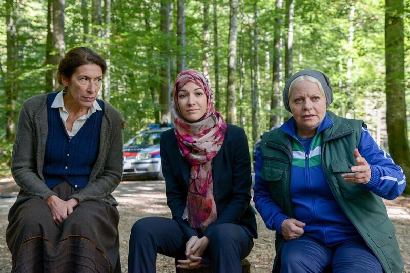 Von links: Julie (Adele Neuhauser), Nesrin (Adele Neuhauser) und Maria (Brigitte Kren) – Bild: RTL /​ Handkuss