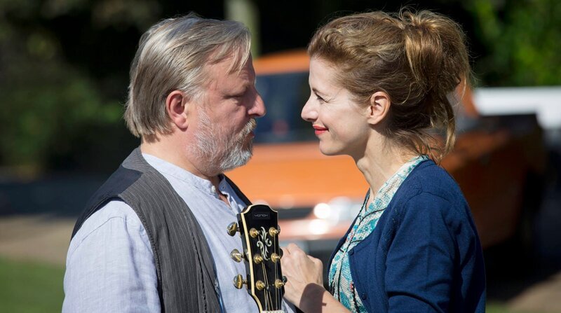  Knud (Axel Prahl) will, dass seine Freundin Nadja (Judith Rosmair) im Shanty-Traditionschor mitsingt. – Bild: ARD Degeto/​BR/​Georges Pauly/​Georges Pauly