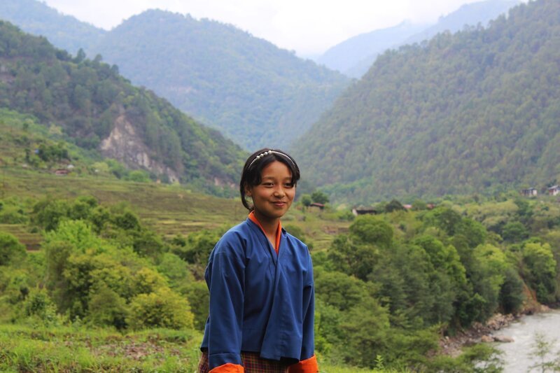 Tshering lebt in einem Tal des Himalaya-Gebirges. Ihre Schule ist weit von ihrem Heimatdorf entfernt. – Bild: „B …