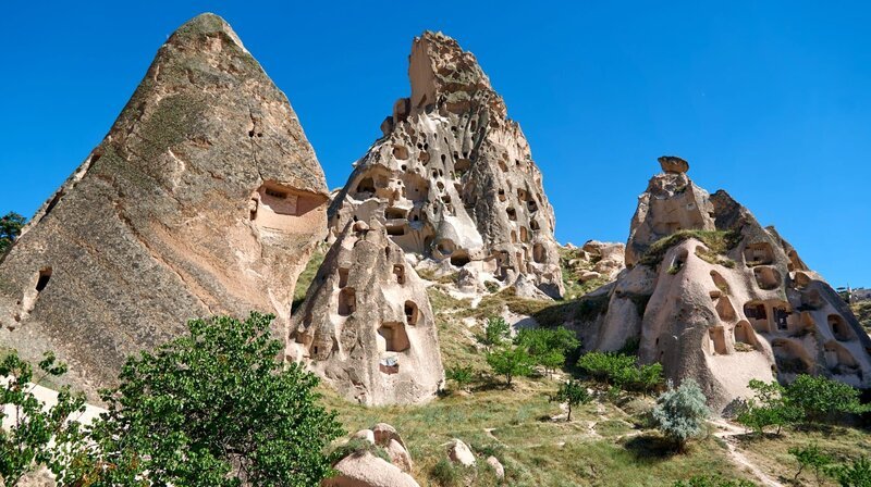 Seit Jahrhunderten nutzen Menschen die weichen Felsen, um Höhlen als Behausungen zu graben. – Bild: phoenix/​ZDF/​Sebastian Richter