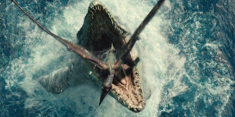 Ein Mosasaurus taucht aus dem Wasser auf, um seine Beute zu fressen – Bild: ORF/​Universal