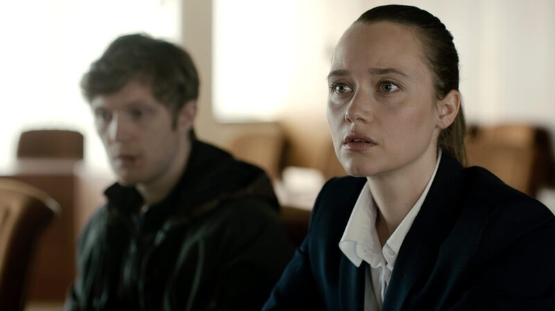 Die Anwältin Lisa Schwarz (Lena Kalisch) kämpft für Sascha Zuber (Jack Hofer). – Bild: ARD Degeto/​ORF/​Mona Film/​SquareOne Production/​Tobias von dem Borne