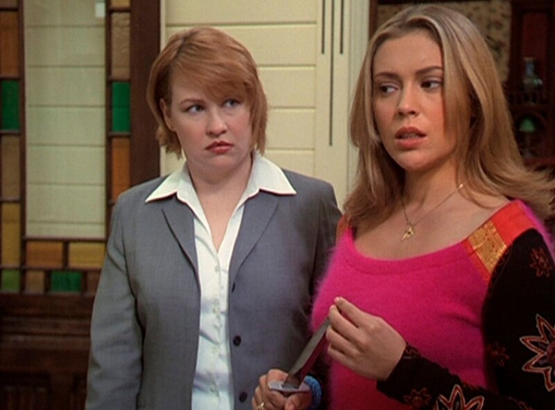 Phoebe (Alyssa Milano, r.) hat Zweifel daran, dass Natalie (Audrey Wasilewski, l.) ein würdiger Ersatz für Leo ist. – Bild: Paramount Pictures Lizenzbild frei