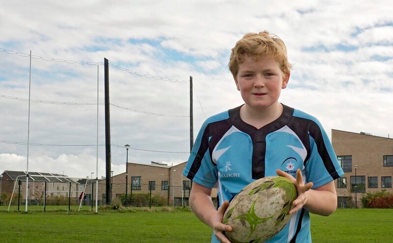 Mac spielt neben Hurling und Gaelic Football auch Rugby: “Wir Iren sind verrückt nach Sport.“ – Bild: SWR/​Ildico Wille