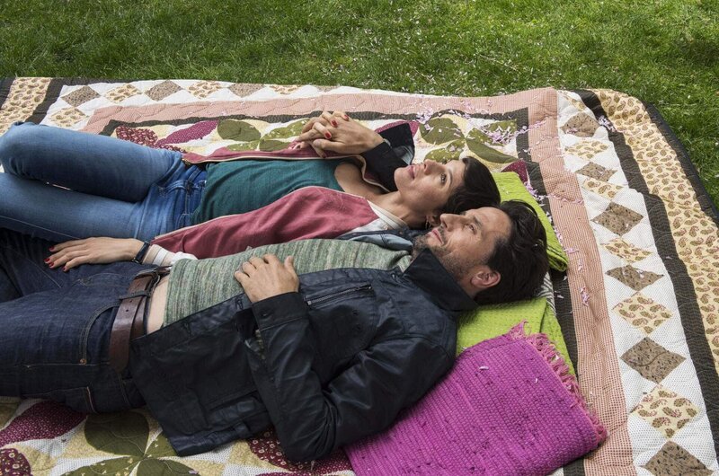 Eigentlich glaubte Flugbegleiterin Charlotte (Jasmin Gerat, hinten), die perfekte Lösung für ihr Leben gefunden zu haben: Als Co-Mutter das Kind ihrer besten Freundin in Berlin großziehen. Doch dann verliebt sie sich in den in New York lebenden Bäcker Klaus (Oliver Mommsen, vorne) … – Bild: SAT.1 /​ Rick Friedman Eigenproduktionsbild frei