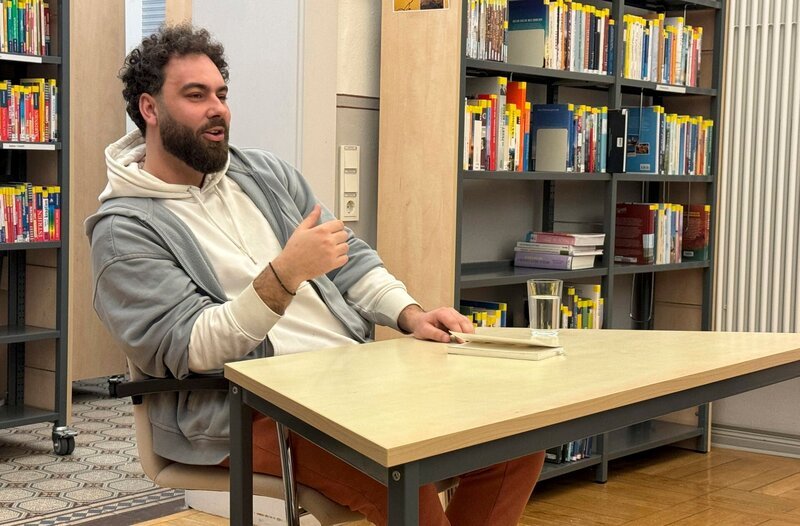 Bei einer Lesung schildert Dominik Bloh die Ausweglosigkeit der Schwarzfahrstrafen für Obdachlose. – Bild: MDR/​Preuss Film Berlin