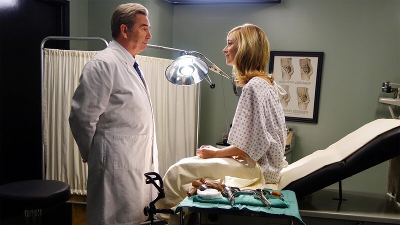 Barton Scully (Beau Bridges) hat Libby Masters (Caitlin Fitzgerald) untersucht und erklärt ihr, sie müsse sich keine Sorgen machen. – Bild: AXN White