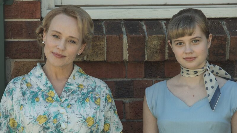 Mrs. Miles (Susie Porter) und Lisa (Angourie Rice) – Bild: Lisa Tomasetti /​ © 2018 Ladies in Black Film Pty Ltd, Create NSW and Screen Australia. All Rights Reserved.