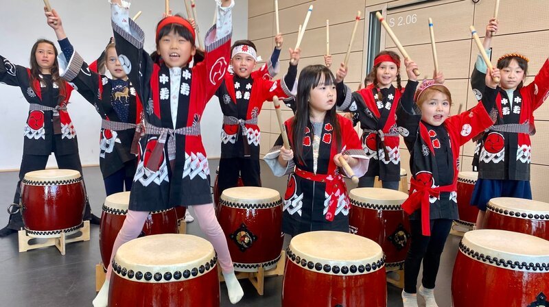 Die Taiko-Kids proben für ihre Auftritt auf dem Japan-Tag iin Düsseldorf. – Bild: WDR/​Brigitte Büscher