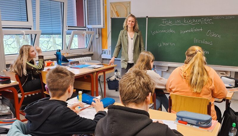 Anne Jacobs (28) ist ausgebildete Lehrerin für evangelische Religion, unterrichtet aber Ethik an einer Sekundarschule in Sachsen-Anhalt. – Bild: ZDF und Steffi Springer