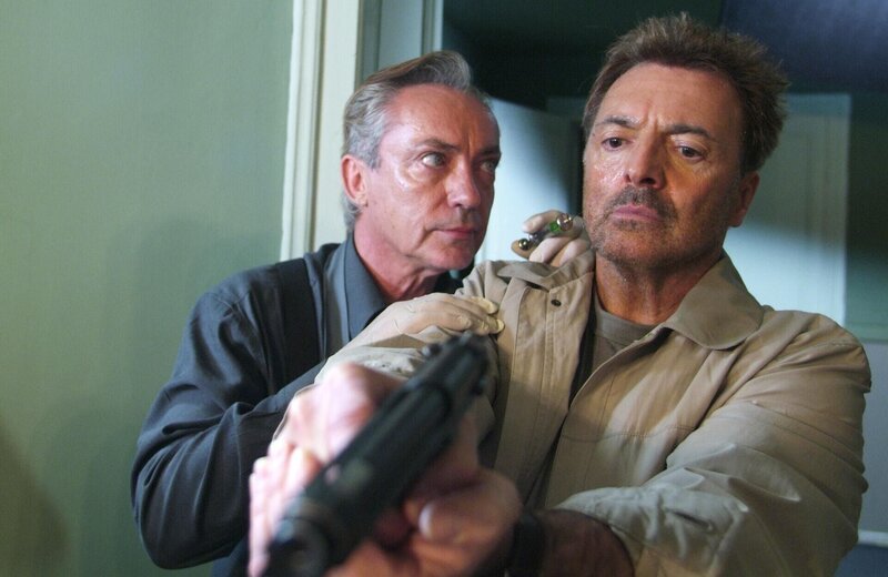Wird Kommissar Kemal Aslan (Armand Assante, r.) P. (Udo Kier, l.) zum Opfer fallen? – Bild: 2006 M3 MEDIA, INC. Lizenzbild frei Wird Kommissar Kemal Aslan (Armand Assante, r.) P. (Udo Kier, l.) zum Opfer fallen? – Bild: 2006 M3 MEDIA, INC. Lizenzbild frei