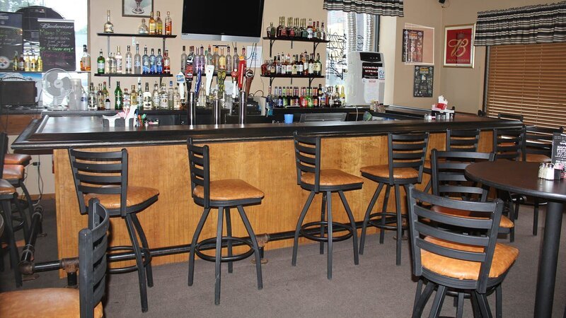 A before shot of the bar area in Stella’s, as seen on Food Network’s Restaurant: Impossible, Season 12. – Bild: 2015,Television Food Network, G.P. All Rights Reserved
