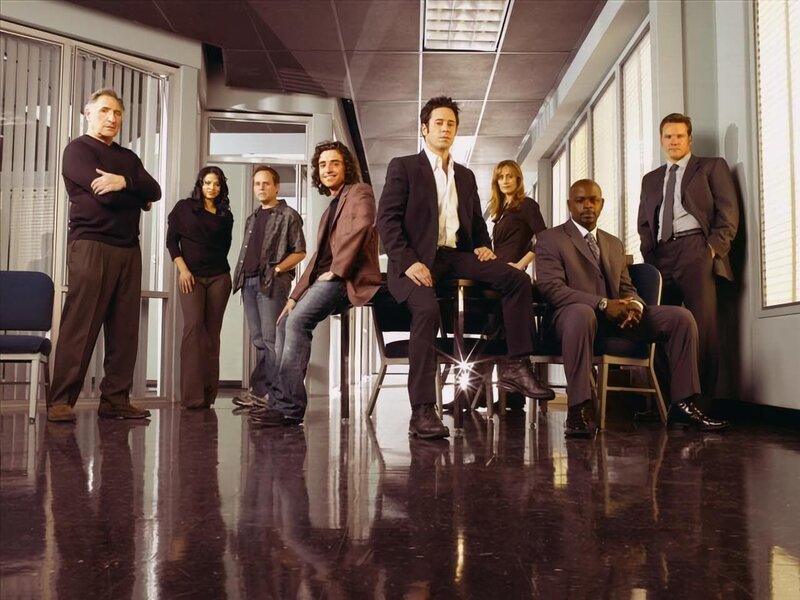 L-R, Judd Hirsch, Navi Rawat, Peter MacNicol, David Krumholtz, Rob Morrow, Diane Farr, Alimi Ballard, Dylan Bruno of the CBS series NUMB3RS. Photo: Monty Brinton/​CBS ©2006 CBS Broadcasting Inc. All Rights Reserved copyright: – Bild: sixx