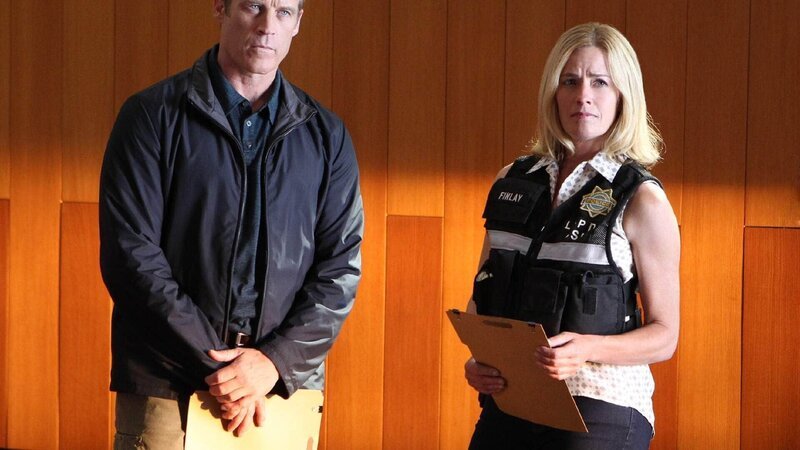 Julie Finlay (Elisabeth Shue) trifft ihren ehemaligen Kollegen Daniel Shaw (Mark Valley), der wie sie an der Suche nach dem mittlerweile inhaftiertem Jared Briscoe beteiligt war, als ein weiterer Mord mit der Handschrift des „Gig Harbor“-Killers begangen wird … – Bild: MG RTL D /​ CBS