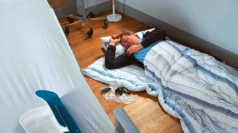 Der obdachlose Michael Zoller (Patrick von Blume) nächtigt lieber, auf dem Boden seines Patientenzimmers. – Bild: ARD/​Saxonia Media