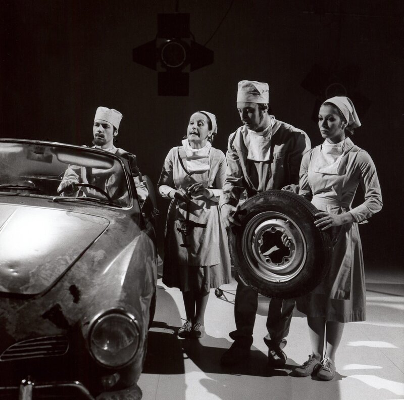 Das Auto ist Thema dieser Sendung. Eine Autoreparatur im Operationssaal spielen Stefano Manca, Ima Agustoni, Umberto Troni und Silvia Luzzi (von links). – Bild: BR/​Foto Sessner